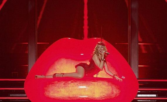Nem egy csökött megjegyzés! Kylie Minogue egy vörösen dögös előadáson mutatja meg védjegyévé vált derekát, amikor világkörüli turnéjának ausztráliai szakaszát kezdi meg